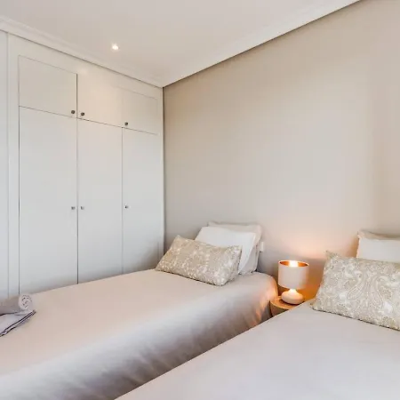 Sunset Golf Escape - Stijlvol New Golden Mile Apartment *