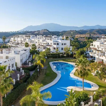 Sunset Golf Escape - Stijlvol New Golden Mile Apartment Estepona