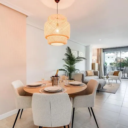 Sunset Golf Escape - Stijlvol New Golden Mile Apartment *